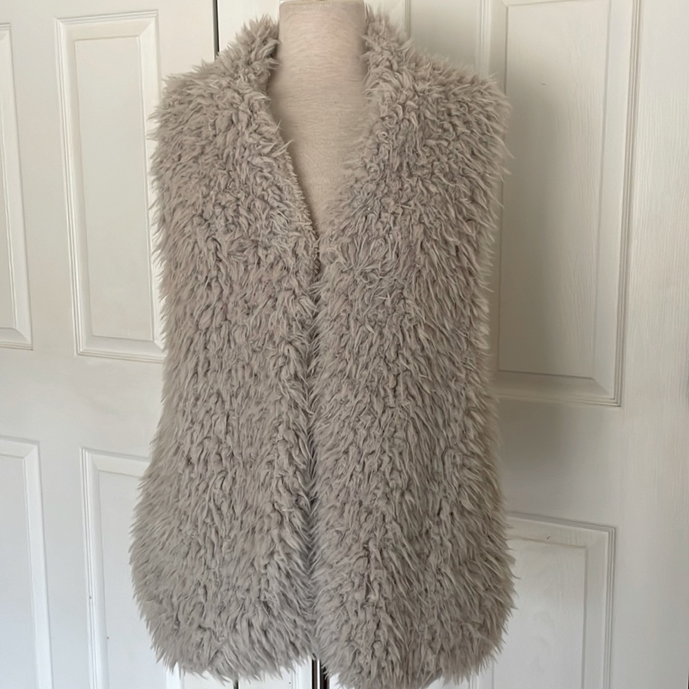JKT Vegan Fluffy Vest with pockets - cream size S